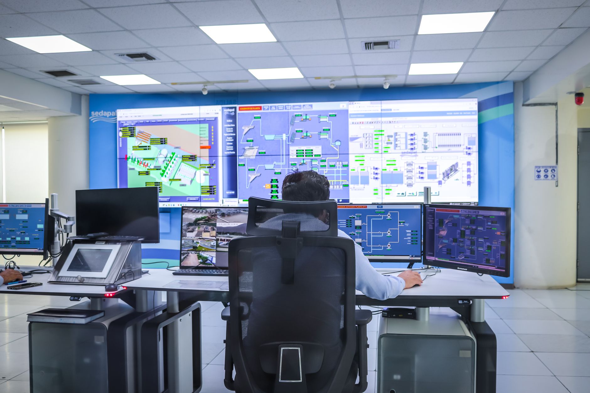How Digital Twins Help Operators Simulate and Optimize Power Systems — electricity control room with operators monitoring grid screens and network diagrams
