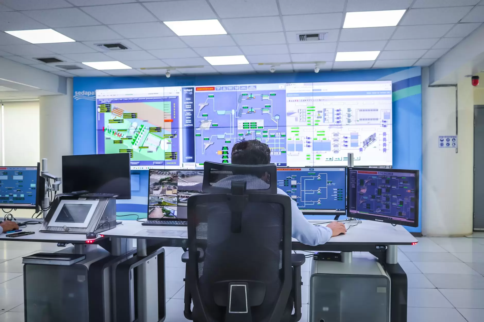 How Digital Twins Help Operators Simulate and Optimize Power Systems — electricity control room with operators monitoring grid screens and network diagrams